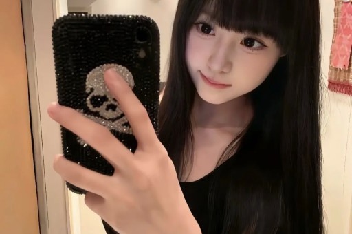 不知羞耻！女教师多次旷工出轨露骨聊天记录被扔学校千人群