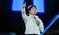33岁知名歌手演唱会多次下跪感谢观众被批“作秀”本人首度公开回应